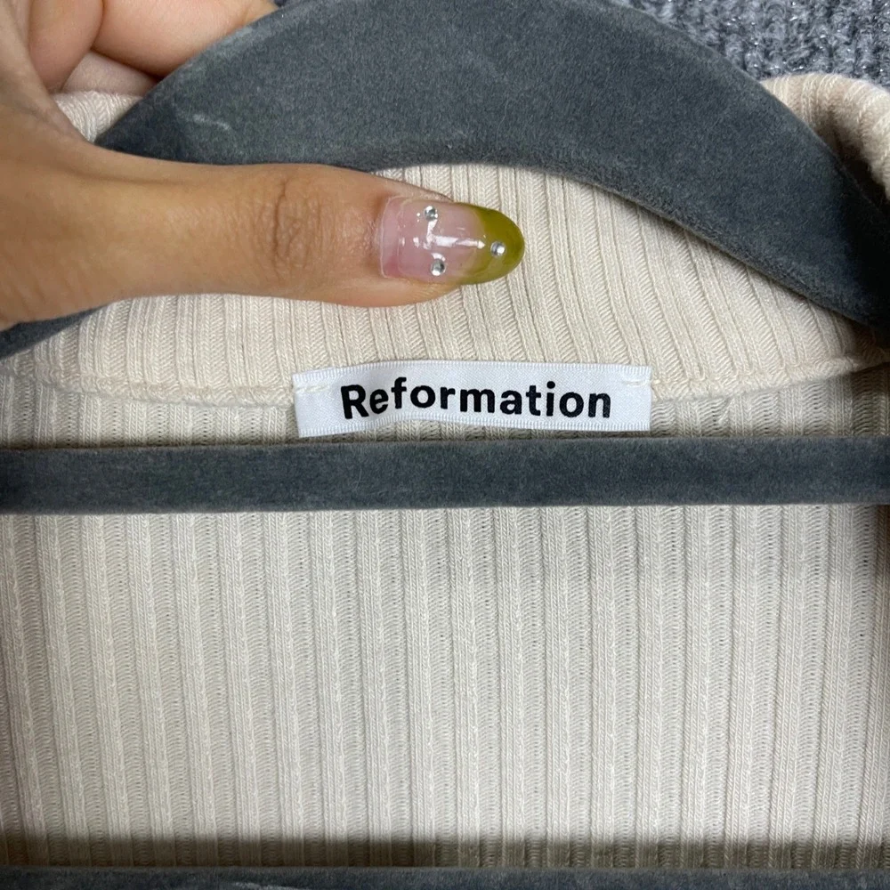Reformation Nolen knit Ribbed Top Medium Beige Excellent Blanket Stitch V-Neck